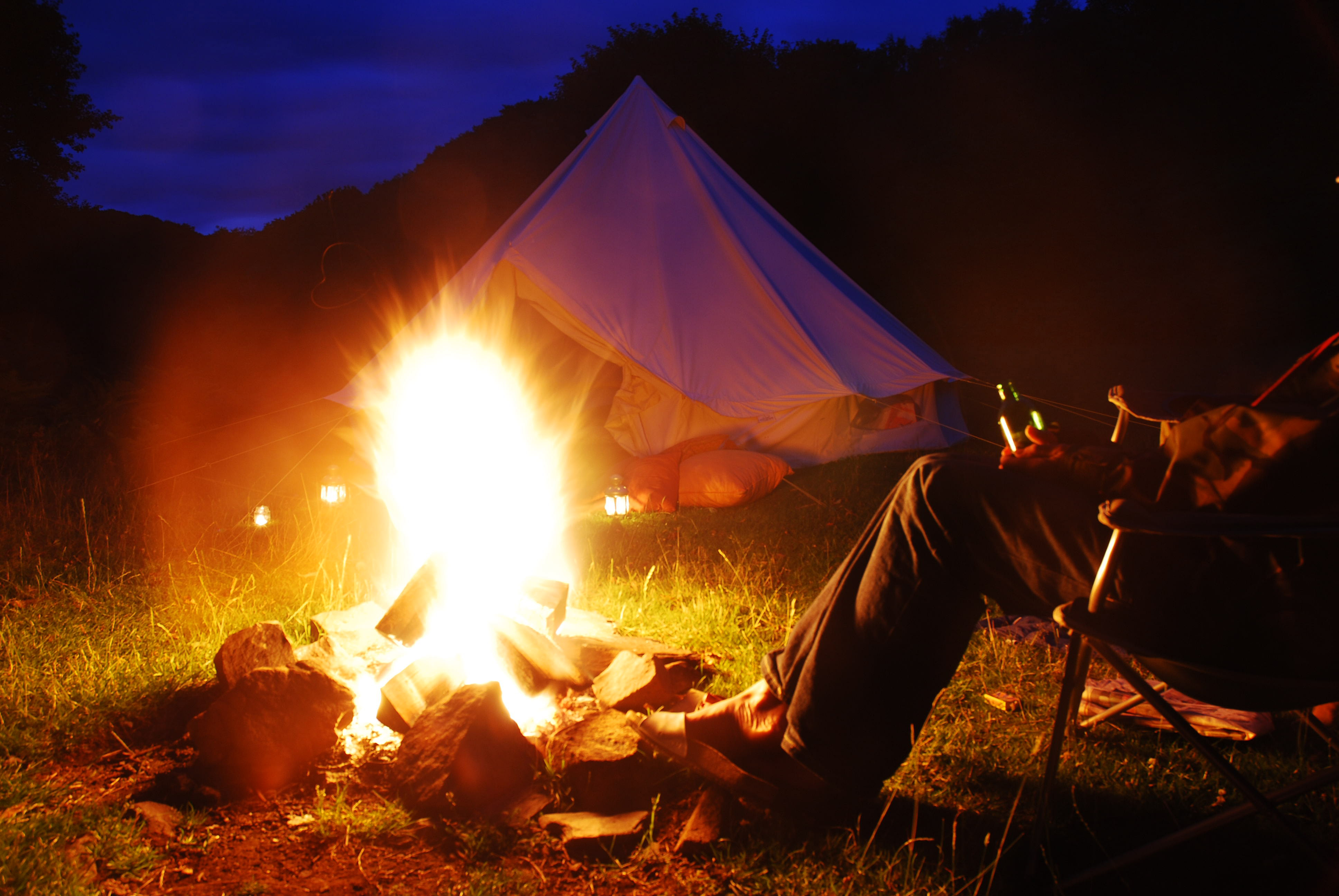 He is at camp. Палатка ночью. Camping Bonfire. Огонь лето. Палатка в лесу с огнем.